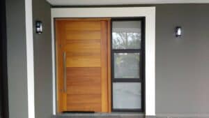 Porta pivotante com vitro pvc